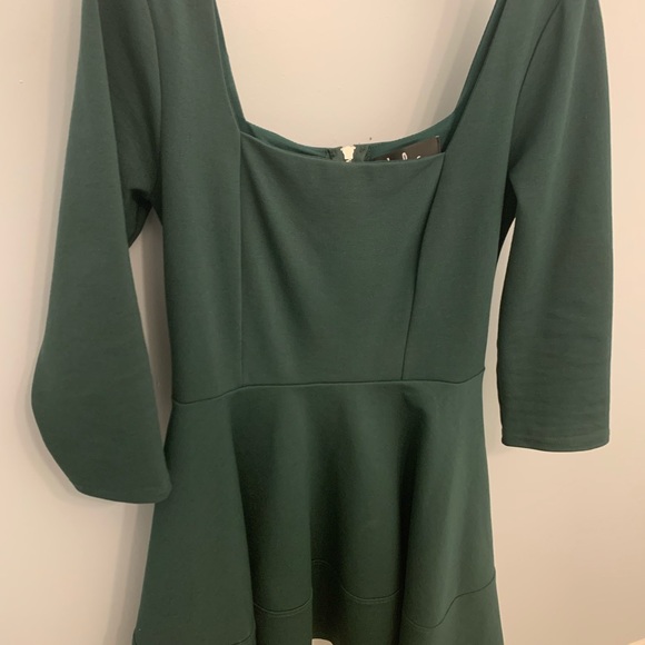A dark green lulu’s dress that is size small - Picture 2 of 2